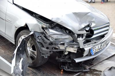 Kontrolle ueber Fahrzeug verloren - 7 beschaedigte Fahrzeuge mit 3 Verletzten verursacht in Esslingen-Zell